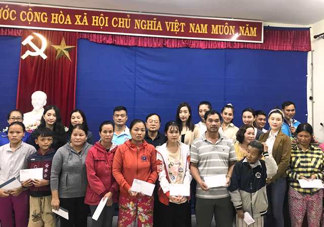 Thừa Thiên- Huế: Đoàn cứu trợ có nhiều hoa hậu, á hậu đến huyện Phú Lộc