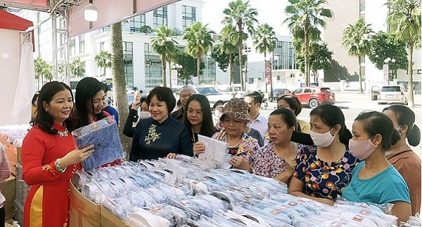 Các đại biểu thăm quan gian hàng tại hội chợ