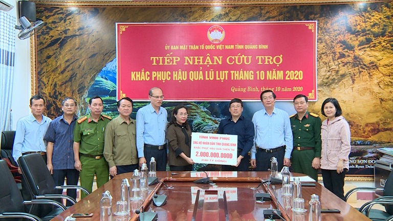 Đoàn công tác tỉnh Vĩnh Phúc trao tặng nhân dân Quảng Bình 2 tỷ đồng để khắc phục thiệt hại do mưa lũ gây
