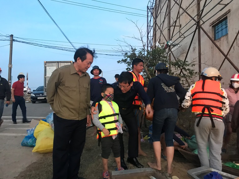 thăm hỏi, động viên và tặng quà người dân Quảng Bình bị ảnh hưởng nặng nề do mưa