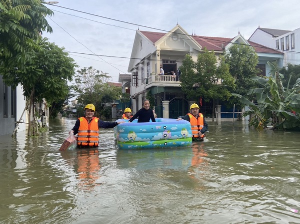 Công Đoàn và Đoàn Thanh niên Công ty hỗ trợ, ứng cứu người dân bị ngập lụt