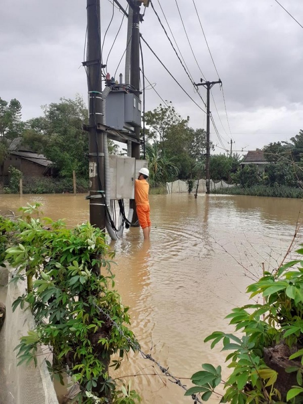 Nỗ lực khắc phục hậu quả thiên tai để cấp điện trở lại cho khách hàng sau lũ lụt