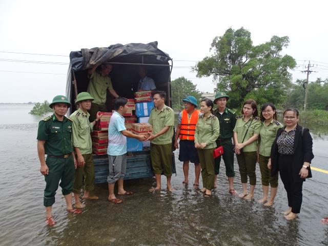 Cục QLTT tỉnh Quảng Trị và Biên Phòng Mỹ Thủy trao hàng hóa cứu trợ cho UBND xã