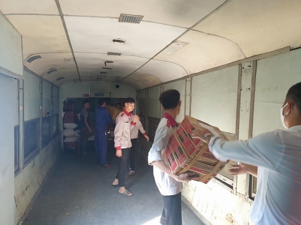 Đường sắt miễn phí cước vận chuyển hàng cứu trợ tới vùng lũ lụt