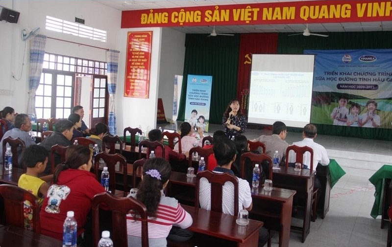 BS. CK1 Nguyễn Vĩnh Hoàng Oanh, Trung tâm Tư vấn Dinh dưỡng Vinamilk tập huấn kiến thức chuyên môn về dinh dưỡng cho trẻ.