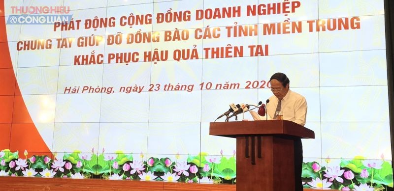 Đồng chí Lê Văn Thành Uỷ viên trung ương Đảng, Bí thư thành uỷ phát biểu tại buổi lễ.