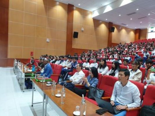 Trường THPT Chuyên Vĩnh Phúc giao lưu đại diện Đại sứ quán Hoa Kỳ