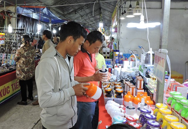 Người dân tham quan, mua hàng tại Hội chợ
