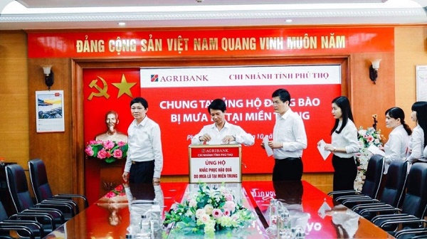 Đến 23/10/2020: Agribank ủng hộ hơn 15 tỷ đồng cùng các tỉnh miền Trung khắc phục thiên tai