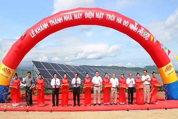 Lãnh đạo tỉnh Ninh Thuận cùng nhà đầu tư, nhà thầu cắt băng khánh thành dự án.