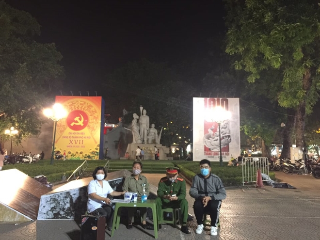Lực lượng Công an và y tế quận Hoàn Kiếm có mặt tại phố đi bộ vào tối 23/10.
