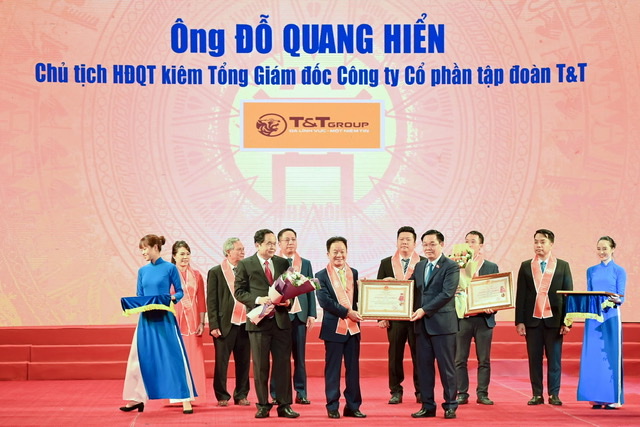 Ông Đỗ Quang Hiển - Chủ tịch HĐQT kiêm TGĐ Tập đoàn T&T Group vinh dự được Đảng và Nhà nước trao tặng Huân chương Lao động hạng Nhất vì những đóng góp tích cực vào sự nghiệp xây dựng Chủ nghĩa Xã hội và bảo vệ Tổ Quốc