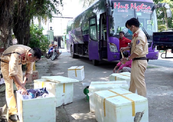 An Giang: Bắt quả tang xe khách vận chuyển lượng lớn hàng lậu