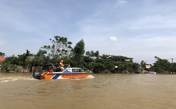 Xuồng cứu hộ DTQG được sử dụng cứu hộ, cứu nạn và chở hàng tiếp tế người dân vũng lũ (trên sông Kiến Giang - Quảng Bình)