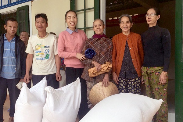 Niềm vui của người dân xã Lộc Hà huyện Phú Lộc khi được nhận gạo cứu trợ