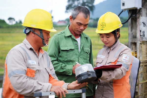 Ông Nịnh Văn Bình - khách hàng tại TBA Yên Lãng 6 ký biên bản thay công tơ