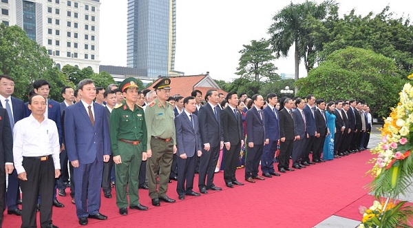 Đoàn đại biểu tỉnh Thanh Hóa dâng hương, dâng hoa tại Khu văn hóa tưởng niệm Chủ tịch Hồ Chí Minh.