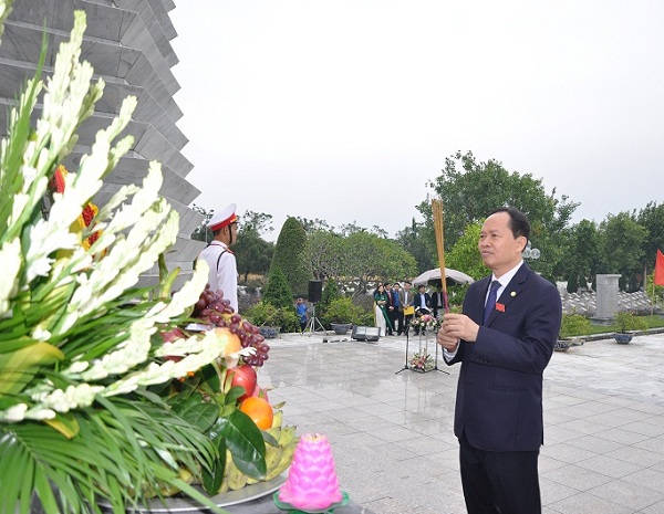 đồng chí Trịnh Văn Chiến - Ủy viên Trung ương Đảng, Bí thư Tỉnh ủy, Chủ tịch HĐND tỉnh làm trưởng đoàn đã đến dâng hương
