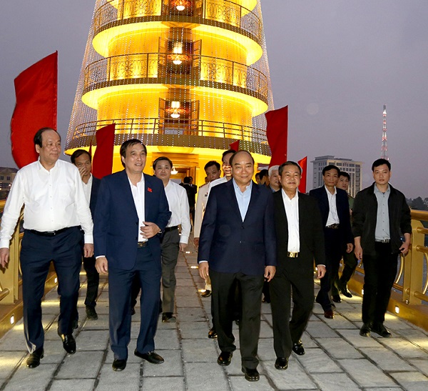 Thủ tướng thăm quan Cầu đi bộ qua hồ Công viên Văn Lang, thành phố Việt Trì