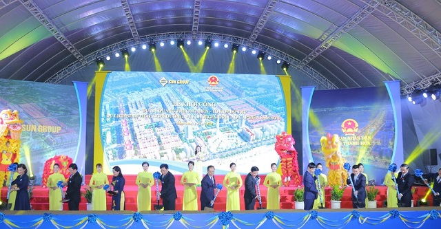 các đồng chí lãnh đạo các Bộ, ngành; lãnh đạo tỉnh Thanh Hóa; lãnh đạo Tập đoàn Sun Group và thành phố Sầm Sơn đã thực hiện nghi thức khởi công dự án