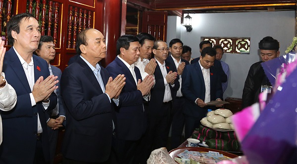 Thủ tướng Chính phủ Nguyễn Xuân Phúc và các đại biểu dâng hương, hoa, lễ vật tưởng nhớ công lao Đức Quốc Tổ Lạc Long Quân