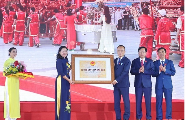 Bà Trịnh Thị Thủy, Thứ trưởng Bộ Văn hóa, Thể thao và Du lịch đã trao Bằng xếp hạng Quốc gia đặc biệt di tích lịch sử và danh lam thắng cảnh Sầm Sơn cho Đảng bộ chính quyền thành phố Sầm Sơn.