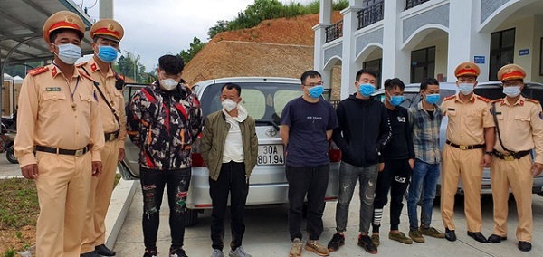 Chặn 3 xe ô tô chở 20 người nhập cảnh trái phép trên cao tốc Hà Nội - Hải Phòng