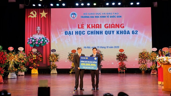 Năm học 2020-2021, Tập đoàn Bảo Việt tiếp tục trao học bổng cho sinh viên Trường Đại học Kinh tế Quốc dân với tổng số tiền 650 triệu đồng