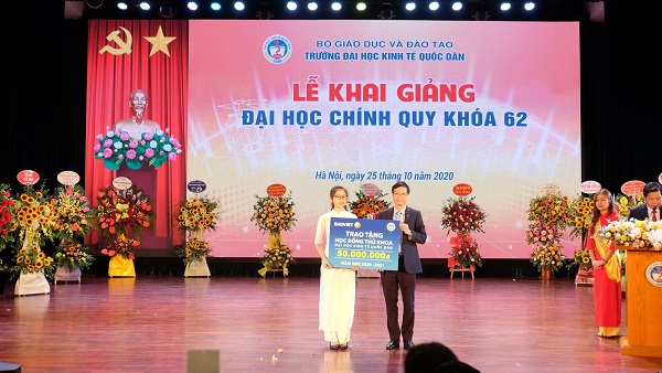 đại diện Lãnh đạo Tập đoàn Bảo Việt đã trao học bổng cho Thủ khoa của Trường và Thủ khoa chuyên ngành Bảo hiểm.