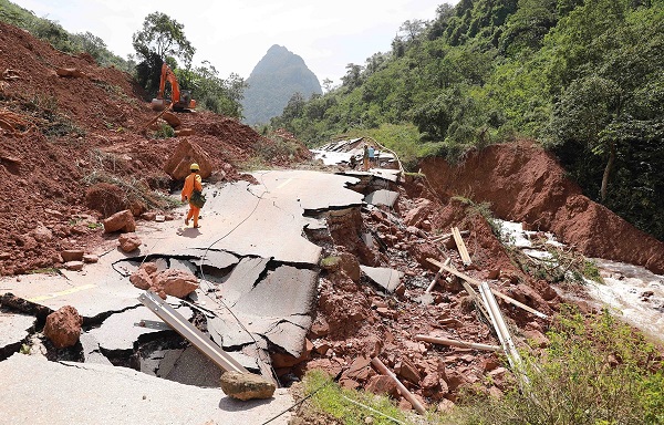 Quốc lộ 12A đi Cửa khẩu quốc tế Cha Lo, đoạn từ Km136+850 đến Km137+350 thuộc địa bàn xã Dân Hóa, huyện Minh Hóa, Quảng Bình bị sập hoàn toàn. (Ảnh: Vũ Sinh/TTXVN)