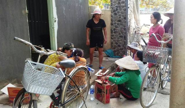 Niềm vui của người d&acirc;n Đội 1, th&ocirc;n An X&aacute; khi nhận h&agrave;ng cứu trợ
