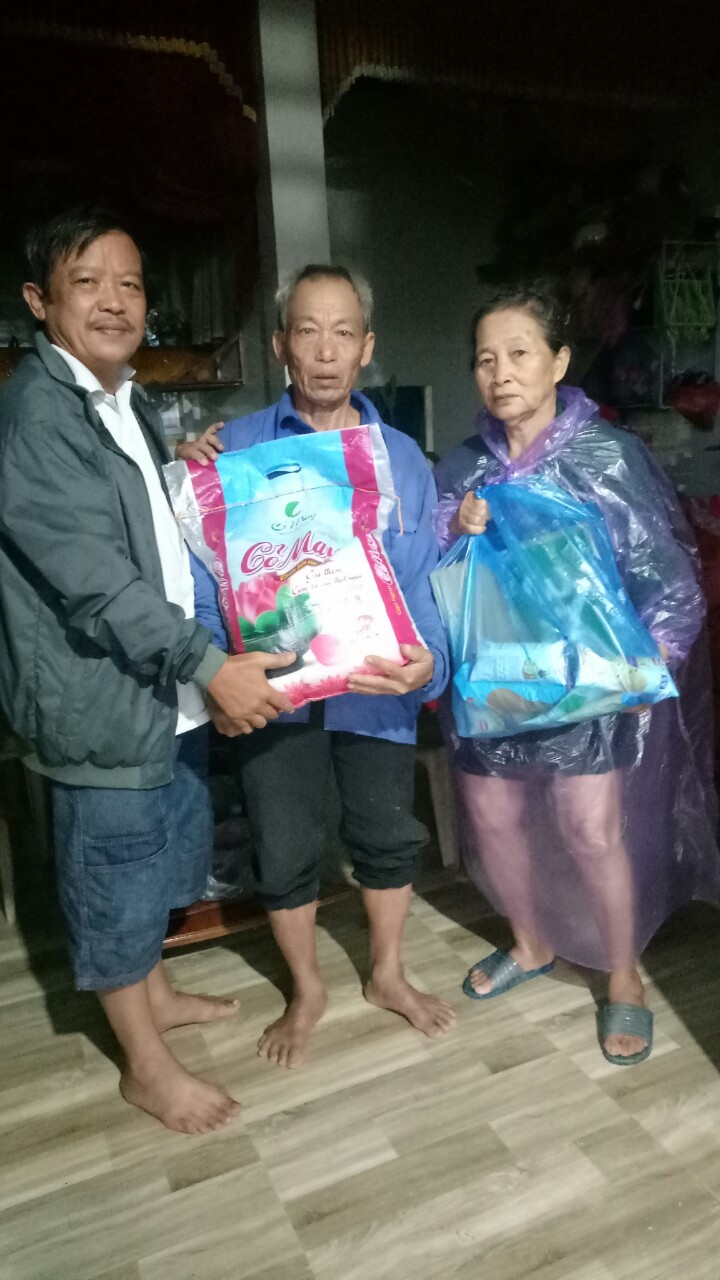 Trưởng đại diện Thương Hiệu& C&ocirc;ng Luận trao qu&agrave; cứu trợ cho gia đ&igrave;nh &ocirc;ng Ho&agrave;ng Minh Hoảnh tại th&ocirc;n An X&aacute; (huyện Lệ Thuỷ, Quảng B&igrave;nh)