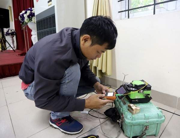 Nhân viên Viễn thông Phú Thọ kiểm tra tốc độ đường truyền internet tại Trung tâm Báo chí phục vụ Đại hội.
