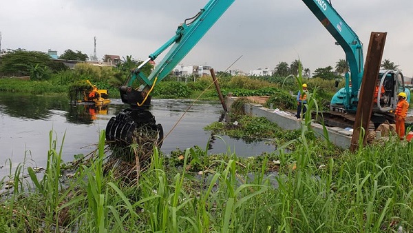 TP.HCM: Thử nghiệm vớt rác bằng phương tiện hiện đại