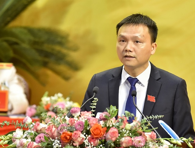 Ông Lê Minh Nghĩa, Đại biểu Đảng bộ Khối Cơ quan và Doanh nghiệp tỉnh Thanh Hóa trình bày Tham luận tại Đại hội Đại biểu tỉnh lần XIX