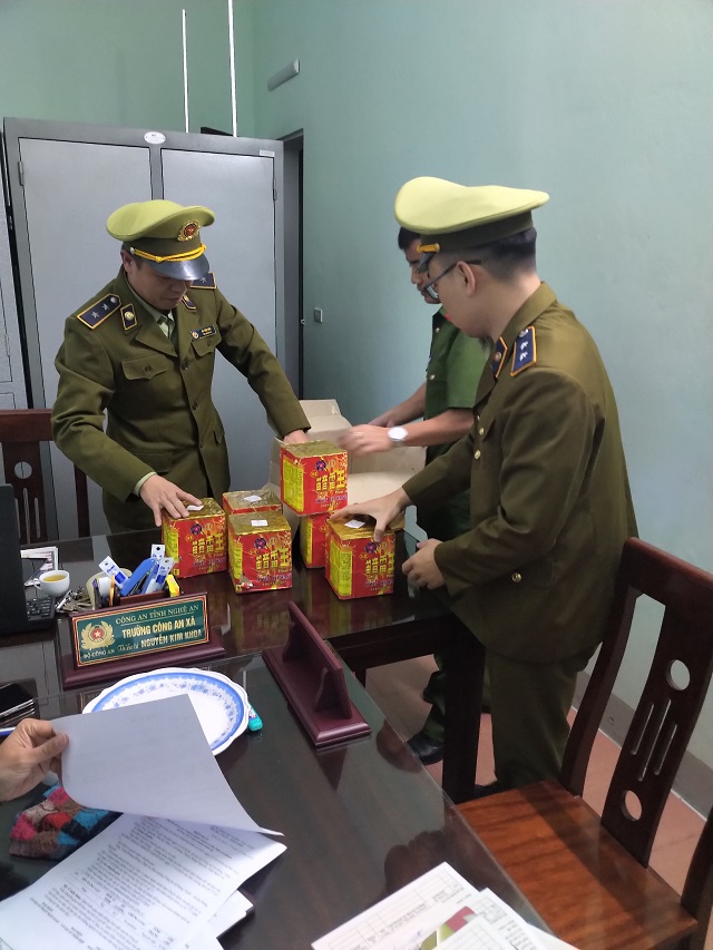 Nghệ An: Chặn đứng 8,5 kg pháo nổ đang được vận chuyển đến nơi tiêu thụ