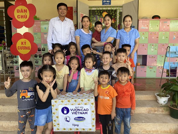 Đại diện Quỹ sữa Vươn cao Việt Nam đã đến thăm các điểm trường trong diện thụ hưởng sữa và gửi tặng những phần quà từ chương trình.