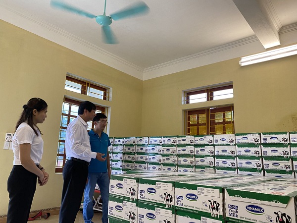 Đại diện Quỹ sữa Vươn cao Việt Nam hướng dẫn điểm trường công tác bảo quản, lưu trữ sữa để sữa luôn đảm bảo chất lượng, giữ hương vị tươi ngon.