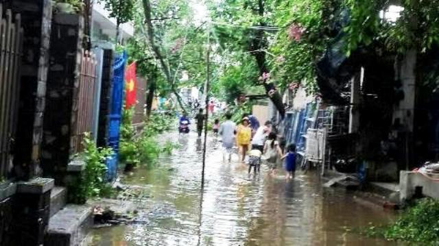 Mưa bão gây úng ngập ở đường Ưng Bình phường Vỹ Dạ (Huế)