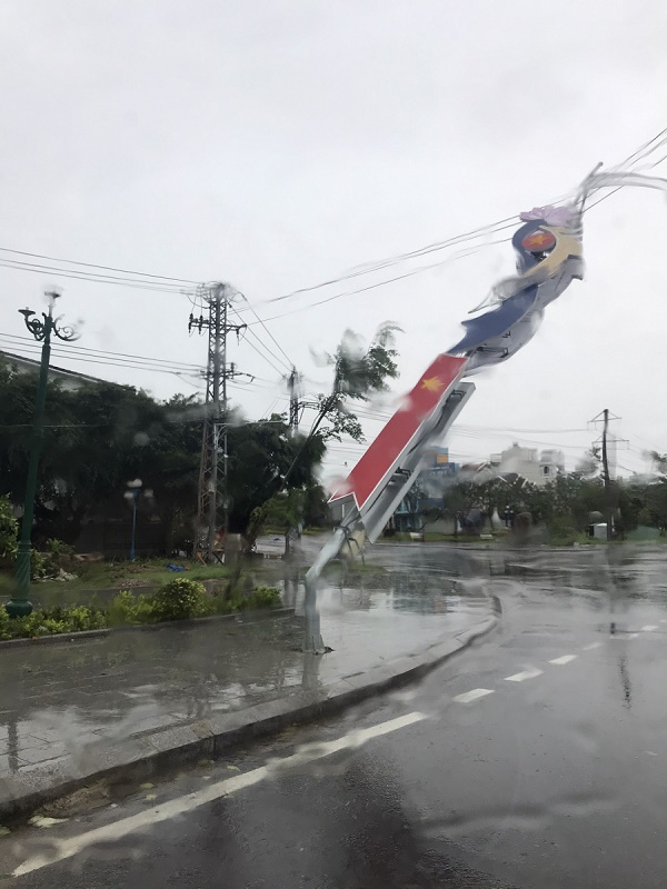 Khắc phục kịp thời các hư hại của lưới điện ngay khi bão số 9 đi qua