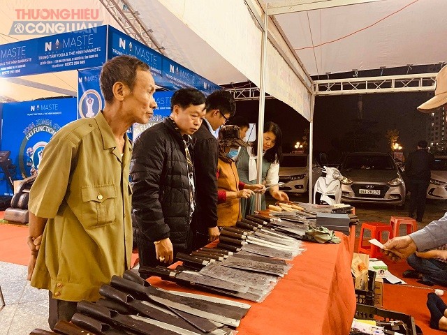 Người dân tham quan gian hàng bày bán Dao tự rèn của huyện Hậu Lộc