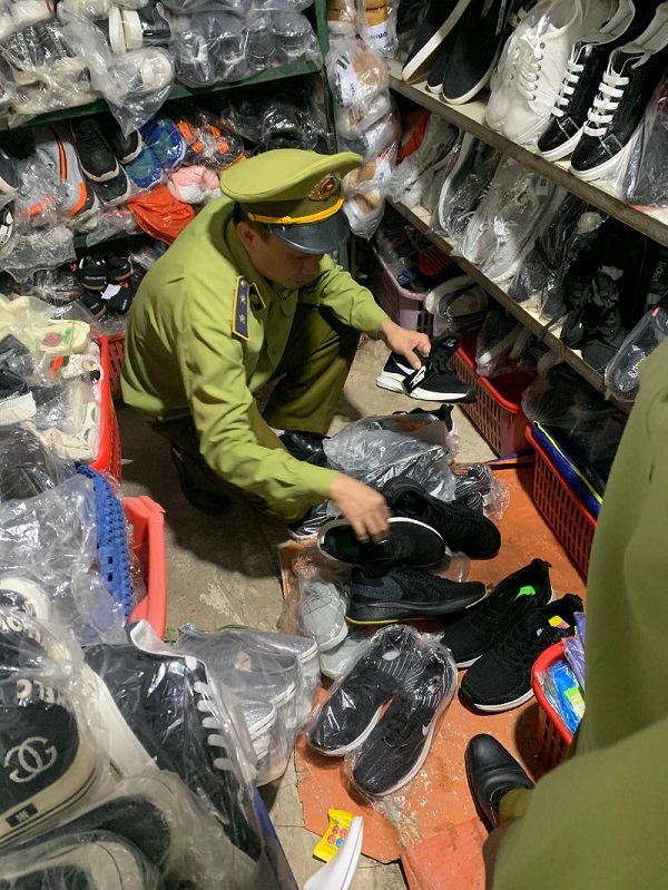 Lạng Sơn: Thu giữ 20 đôi giầy thể thao nam có dấu hiệu giả mạo nhãn hiệu Nike
