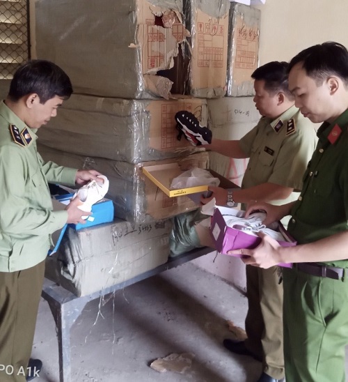 Lực lượng QLTT tỉnh Lào Cai vừa phát hiện và thu giữ 450 đôi giày nữ nhãn hiệu STAR không có hóa đơn chứng từ, chứng minh nguồn gốc xuất xứ