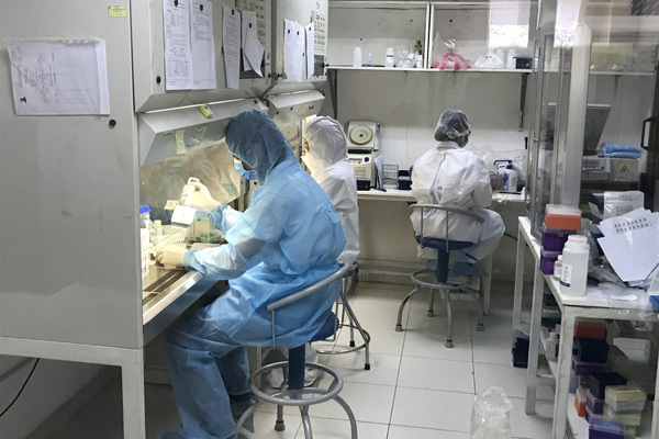 Nhân viên y tế xét nghiệm nCoV tại Viện Pasteur TP.HCM