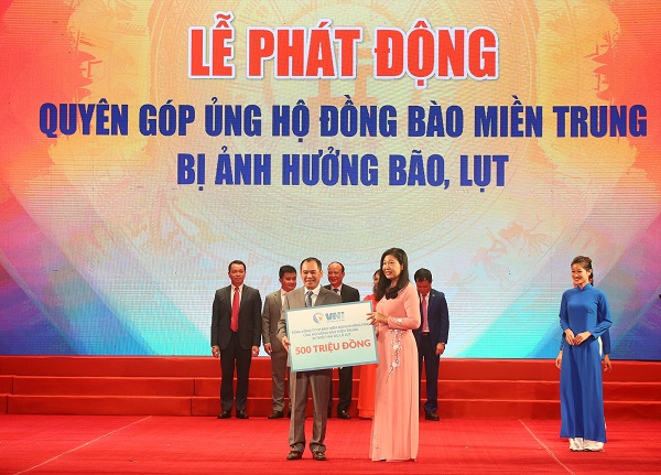 Đại diện VNI, ông Trần Trọng Dũng – Thành viên HĐQT, Tổng giám đốc VNI trao 500 triệu đồng chung tay cùng đồng bào miền Trung vượt qua khó khăn.