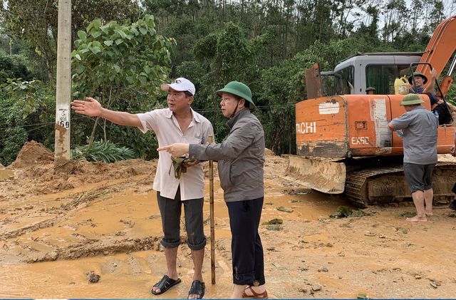 Ông Phan Ngọc Thọ (đội mũ cối): Còn một người chúng tôi vẫn quyết tâm tìm kiếm