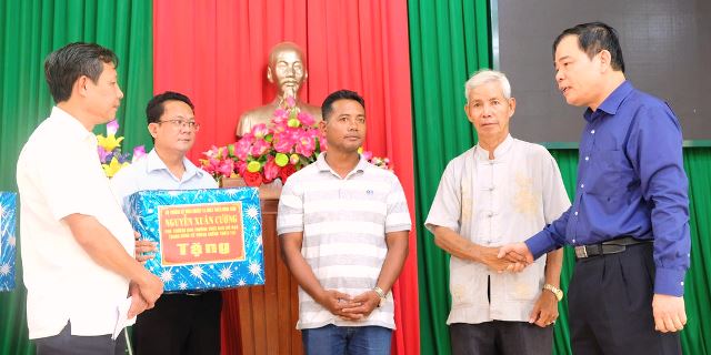 Bộ trưởng Bộ nông nghiệp và Phát triển nông thôn Nguyễn Xuân Cường thăm hỏi, động viên và tặng quà các đại diện gia đình có tàu bị chìm và 26 ngư dân đang mất tích trên biển khi đi tránh trú cơn bão số 9 vừa qua.