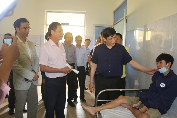 Quyền Bộ trưởng Bộ Y tế Nguyễn Thanh Long đến thăm và động viên người bệnh đang điều trị tại BVĐK huyện Lệ Thuỷ, Quảng Bình (Ảnh Bộ Y tế)