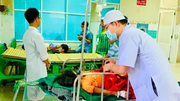 Cấp cứu, chữa trị cho các nạn nhân vụ sạt lở tại huyện Nam Trà My, Quảng Nam