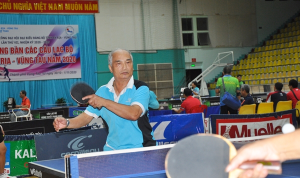Ông Nguyễn Đình Thịnh, 71 tuổi (CLB Bảo vệ Long Hải) là người cao tuổi nhất trong số các VĐV tham dự “Giải bóng bàn các Câu lạc bộ tỉnh Bà Rịa Vũng Tàu 2020”